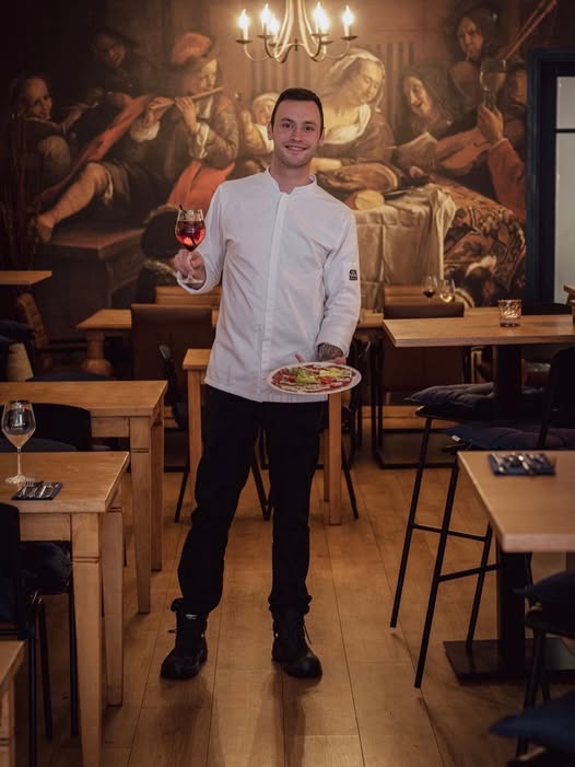 De chef van Bistro-Bar Gezellig